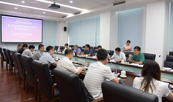 　　【中國儀表網(wǎng) 儀表研發(fā)】7月27日，南開大學(xué)牽頭承擔(dān)的國家重點研發(fā)計劃“基于光絲激光雷達(dá)的大氣污染多組分監(jiān)測技術(shù)研究”重點專項項目在津南校區(qū)召開項目實施方案評審會和啟動會。  　　科技部地球觀測與導(dǎo)航重點專項管理辦公室處長張弛，項目評審專家組組長、國家衛(wèi)星氣象中心副主任盧乃錳研究員，評審組成員、清華大學(xué)王雪教授、中國國土資源航空物探遙感中心楊清華研究員、北京大學(xué)張志剛教授、強場激光物理國家重點實驗室冷雨欣研究員等專家學(xué)者及南開大學(xué)科學(xué)技術(shù)處有關(guān)負(fù)責(zé)人和項目組