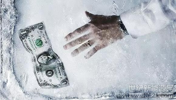  在歷經(jīng)等待政策漫長的兩個月期間，很多光伏人開始放棄了不切實際的幻想，面對實際情況來解決拖了兩個月的難題，那就是放棄光伏行業(yè)還是想辦法堅持到寒冬結束。



這確實是一個艱難的決定，任何行業(yè)預測都不準，雖然很多人說國內光伏會冰凍兩年才會重啟，可是萬一到了年底，或者一兩月后就有轉機也不一定，畢竟光伏人的智慧無窮，任何困難都能找到出路