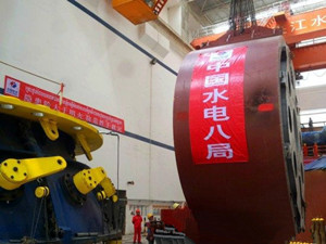 
	
                    
	【電纜網(wǎng)訊】8月3日下午，由中國水電八局承建的柬埔寨桑河二級水電站7#機組發(fā)電機定子順利吊裝，為7#機組投產(chǎn)發(fā)電奠定了堅實的基礎。

	

	據(jù)悉，桑河二級水電站位于柬埔寨王國上丁省境內(nèi)的桑河干流上，電站總裝機容量400兆瓦，共布置8臺單機容量為50兆瓦的燈泡貫流式水輪發(fā)電機組，是柬埔寨當前規(guī)模最大的水電工程，多年平均發(fā)電量19.70億千瓦時