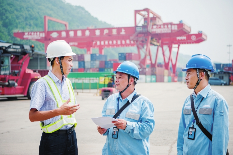 
　　廣西電網(wǎng)公司梧州供電局工作人員上門走訪服務(wù)工業(yè)企業(yè)客戶?！『稳A文 攝

　　“辦電方便，電也足，農(nóng)產(chǎn)品加工從來沒出現(xiàn)過問題，現(xiàn)在我們的農(nóng)產(chǎn)品都賣到了上海、杭州等地