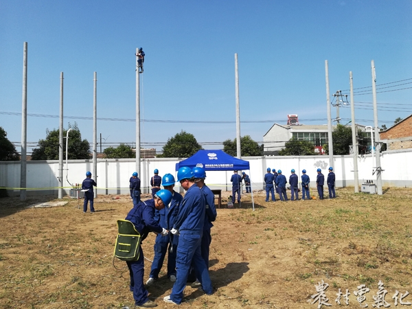 
　　農(nóng)村電氣化網(wǎng)訊：8月8日，筆者在鳳翔供電分公司陳村培訓(xùn)基地看到該公司新一配網(wǎng)運(yùn)行輪崗位大練兵活動正在舉行。

　　該公司為了進(jìn)一步提高一線員工安全業(yè)務(wù)技能水平，督促基層所組廣泛開展“學(xué)業(yè)務(wù)、學(xué)技術(shù)、學(xué)標(biāo)準(zhǔn)”的積極性，全力提升安全生產(chǎn)管理水平，采取六項措施持續(xù)推進(jìn)崗位技能練兵和技能大賽活動