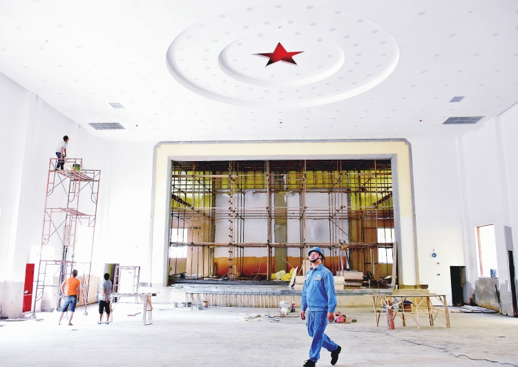 
　　惠州市高潭革命老區(qū)迎來新一輪基礎(chǔ)設(shè)施改造，高潭供電所助力“廣東井岡山”煥發(fā)新生機(jī)。圖為供電人員巡檢高潭老蘇區(qū)革命紀(jì)念堂電力設(shè)施