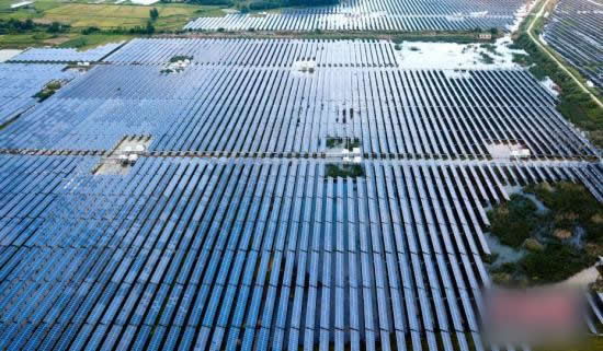                                         
	　　由清華大學地球系統(tǒng)科學系羅勇教授團隊與新疆五家渠市旭陽光伏發(fā)電有限公司，以及新疆博納格材料科技有限公司合作設(shè)立的大型光伏電站氣候環(huán)境生態(tài)效應研究觀測場，10日在此間揭牌。

	
	近年來，新余市積極探索分布式及“漁光”、“林光”、“農(nóng)光”互補光伏產(chǎn)業(yè)發(fā)展新模式