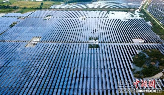  由清華大學地球系統(tǒng)科學系羅勇教授團隊與新疆五家渠市旭陽光伏發(fā)電有限公司，以及新疆博納格材料科技有限公司合作設(shè)立的大型光伏電站氣候環(huán)境生態(tài)效應研究觀測場，10日在此間揭牌。


 
近年來，新余市積極探索分布式及“漁光”、“林光”、“農(nóng)光”互補光伏產(chǎn)業(yè)發(fā)展新模式