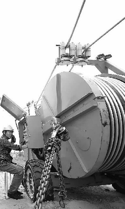 
陜北風電基地架線施工
　　近日，陜西投資規(guī)模最大、涉及面最廣的輸變電工程——陜北風電基地750千伏集中送出工程開始進行架線施工作業(yè)。該工程總投資50.3億元，涉及陜西榆林、延安、銅川、咸陽、渭南、西安6市22縣市區(qū)，建成后將滿足陜北電力送出、新能源消納和陜西關中地區(qū)電力供應需求