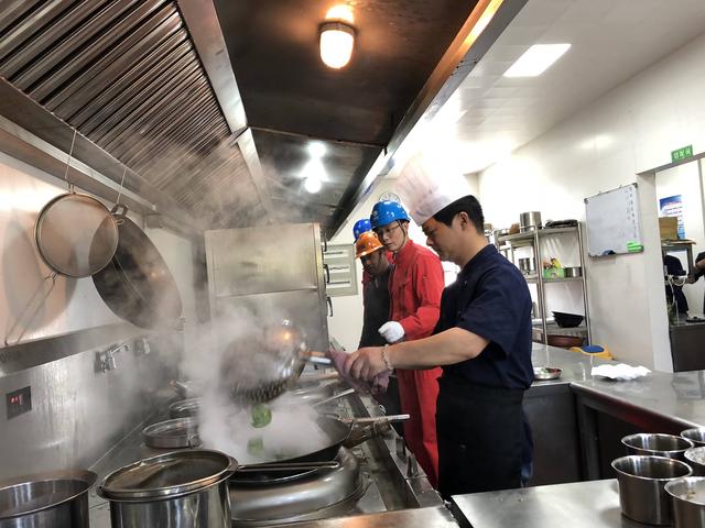 　　8月8日，記者從國網(wǎng)浙江省電力有限公司獲悉，今年浙江計(jì)劃打造70個(gè)“全電景區(qū)”，目前年度目標(biāo)完成已過半，包括溫州雁蕩山、杭州蕭山湘湖、寧波東錢湖等在內(nèi)的30余個(gè)景區(qū)，正在加速進(jìn)行全電改造。

　　浙江長(zhǎng)興仙山湖國家濕地公園打造全電廚房

　　今年以來，國網(wǎng)浙江電力組織編寫了《全電景區(qū)建設(shè)規(guī)范》和《全電景區(qū)建設(shè)指南》，支撐“全電景區(qū)”建設(shè)標(biāo)準(zhǔn)化、規(guī)模化、精細(xì)化推進(jìn)