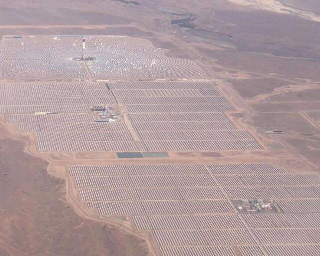 
	中國儲能網訊：光熱發(fā)電技術主要分塔式、槽式、碟式、菲涅爾式四大類，這其中又因傳儲熱介質、儲熱方式、聚光方式的差異而呈現多元化。


	就入選中國首批示范的20個項目來說，均采用單一的塔式、槽式或菲涅爾式技術