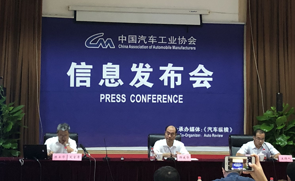 
	中國儲能網訊：雖然已經立秋，但是北京依然保持著炎炎夏日的熱度，而7月份的汽車產銷數據卻與此形成鮮明的對比。



	10日下午，中國汽車工業(yè)協會舉行了最新一期的月度信息發(fā)布會