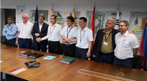 
                    

近日，由中國廣核集團(tuán)下屬中廣核工程有限公司牽頭的國際熱核聚變實(shí)驗反應(yīng)堆（ITER）核級壓力容器蒸汽冷凝罐（VST）設(shè)計供貨項目在法國普羅旺斯地區(qū)卡德拉奇ITER現(xiàn)場完成最終產(chǎn)權(quán)交接。這標(biāo)志著我國企業(yè)首次中標(biāo)的國際熱核聚變實(shí)驗反應(yīng)堆核級壓力容器設(shè)計供貨項目正式收官