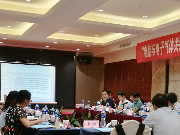 　　【中國(guó)儀表網(wǎng) 儀表會(huì)議】近日，“國(guó)家質(zhì)量基礎(chǔ)的共性技術(shù)研究與應(yīng)用”(NQI)重點(diǎn)專項(xiàng)“電能與電子氣體關(guān)鍵計(jì)量技術(shù)研究”項(xiàng)目啟動(dòng)會(huì)召開。  　　其中，浙江省計(jì)量科學(xué)研究院聯(lián)合科研院所、企業(yè)共同承擔(dān)項(xiàng)目子課題“直流電能質(zhì)量分析共性技術(shù)研究”