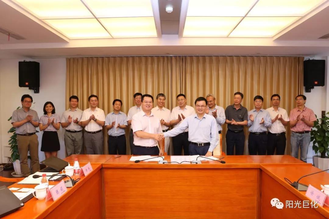 
	中國儲能網訊：近日，國家電投集團中央研究院院長李連榮一行來巨化，雙方經友好協商，簽署了戰(zhàn)略合作協議。雙方將在氫能源及儲能技術等領域的核心技術開發(fā)、關鍵部件制造、檢測與應用等方面展開合作，形成優(yōu)勢互補、互利共贏、快速發(fā)展的良好局面