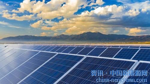                                                                                                                                                                     
	　　一、國內(nèi)外光伏行業(yè)發(fā)展現(xiàn)狀

	　　近半年來，光伏行業(yè)在補貼退坡的同時發(fā)展仍然保持景氣，政策逐步改善產(chǎn)業(yè)環(huán)境，技術(shù)優(yōu)勢降低LCOE，光伏發(fā)電逐步走向平價。

	　　2017年