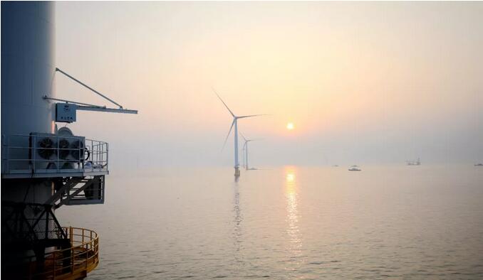 　　8月4日15時01分，三峽集團大連莊河30萬千瓦海上風(fēng)電項目海纜敷設(shè)工程歷時9天，成功在海上升壓站附近甩尾，順利完成首根220千伏海纜敷設(shè)。

大連莊河海上風(fēng)電項目
　　該項目采用的海纜，單根長度26.9千米，是目前世界上最長單根無接頭220千伏交聯(lián)聚乙烯三芯海纜，具有電壓等級高、單根重量大、敷設(shè)施工復(fù)雜等特點