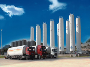 
	
                    
	【電纜網(wǎng)訊】8月7日晚間，新天然氣發(fā)布2018年半年度報(bào)告顯示，今年上半年，新天然氣實(shí)現(xiàn)營(yíng)業(yè)收入5.33億元，同比上漲16.64%，實(shí)現(xiàn)凈利潤(rùn)1.02億元，扣非凈利潤(rùn)1.01億元，同比上漲6.52%，基本每股收益0.64元。

	

	2018年，新天然氣開啟天然氣能源全產(chǎn)業(yè)鏈化的“鑫泰模式”，公司通過現(xiàn)金交易方式要約收購(gòu)香港上市公司亞美能源部分股權(quán)的重大重組即將完成，將于8月16日公告收購(gòu)結(jié)果