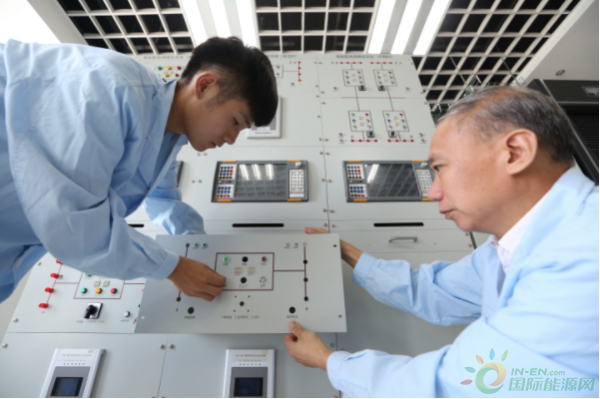 
                    

在綠色、堅強(qiáng)、智能電網(wǎng)建設(shè)中，電力科學(xué)研究院發(fā)揮著不可或缺的作用。
 
　　8月4日，在國網(wǎng)陜西省電力公司電力科學(xué)研究院（以下簡稱“陜西電科院”）舉行的“媒體開放日”活動中，陜西電科院黨委書記、副院長解振學(xué)向包括中國電力報在內(nèi)的多家媒體詳細(xì)介紹了這家西北地區(qū)老牌電力科研單位依托該院先進(jìn)配電自動化與配電網(wǎng)優(yōu)化控制聯(lián)合實驗室、電網(wǎng)環(huán)境保護(hù)重點實驗室、電網(wǎng)接地工程技術(shù)實驗室三大重點實驗室的新作為、新成績