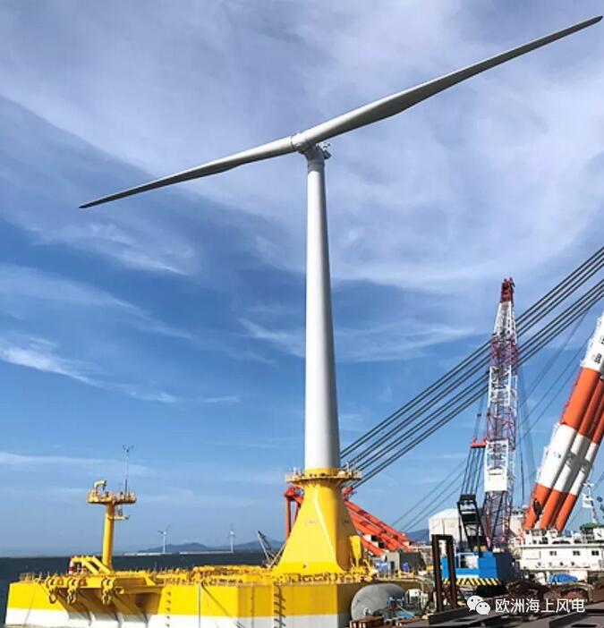 　　近日，由日本新能源和工業(yè)技術(shù)開發(fā)組織（NEDO）牽頭的財團在日本北九州港完成一臺3MW示范性漂浮式風(fēng)機組裝。除了漂浮式技術(shù)，另一個值得關(guān)注的就是使用了行業(yè)內(nèi)不太主流的兩葉片風(fēng)機，這讓小編對該技術(shù)有了新的遐想！


 
　　這臺3MW兩葉片示范風(fēng)機安裝在Ideol“阻尼池”漂浮平臺上，該漂浮式平臺建于日立所屬的Sakai造船廠，于6月底拖拽至北九州港
