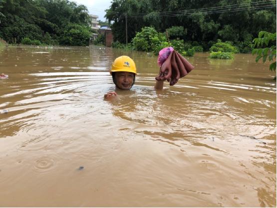 
                        

　　8月12日，南方電網(wǎng)廣東云浮郁南供電局大灣供電所搶修人員途經(jīng)水浸嚴(yán)重、車子無法前行的地方，只身涉水趕往搶修點(diǎn)，最深處水深已接近1.5米。(黎安航攝)

　　8月12日，南方電網(wǎng)廣東云浮郁南供電局大灣供電所搶修人員途經(jīng)水浸嚴(yán)重、車子無法前行的地方，只身涉水趕往搶修點(diǎn)，最深處水深已接近1.5米