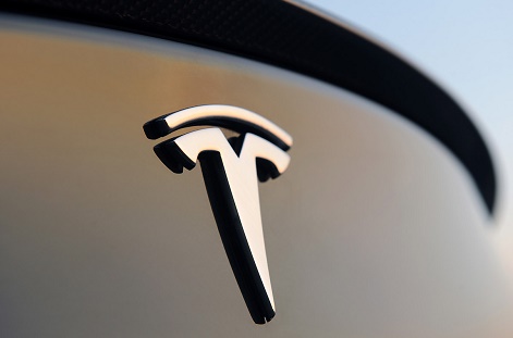 
	
                    
	【電纜網(wǎng)訊】8月6日，特斯拉CEO埃隆·馬斯克在推特上宣布，準(zhǔn)備以每股420美元的價(jià)格私有化特斯拉，資金已落實(shí)，而這或?qū)⒊蔀槭飞献畲蟮拇祟惤灰字?。然而，由于特斯拉一直未提供資金落實(shí)的證明性材料，馬斯克分別遭致了政府調(diào)查和股東集體訴訟