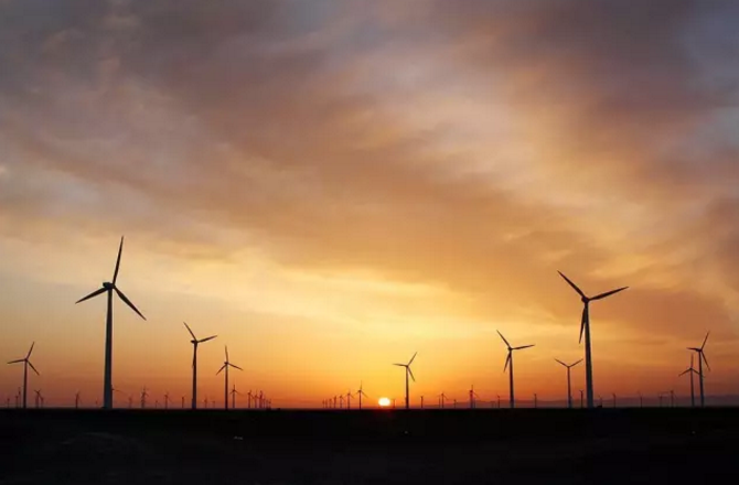                        8月14日，新疆發(fā)改委通報7月份風(fēng)電運行情況：7月自治區(qū)風(fēng)電運行情況保持良好，設(shè)備利用小時數(shù)和發(fā)電量同比增加，累計棄風(fēng)電量和棄風(fēng)率實現(xiàn)持續(xù)“雙降”。 一、風(fēng)電運行情況 （一）裝機容量：截至2018年7月底，新疆電網(wǎng)聯(lián)網(wǎng)運行的發(fā)電裝機容量8617.5萬千瓦