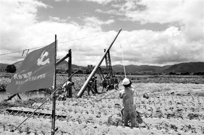                                                                 　　圖為國家電網(wǎng)福建電力鐵軍（莆田）共產(chǎn)黨員服務隊奮力抗擊“瑪莉亞”臺風。            　　潘翰/攝                        　　　　7月25日，在福建莆田220千伏棲梧變電站線路送電現(xiàn)場，國家電網(wǎng)福建電力鐵軍（莆田）共產(chǎn)黨員服務隊全力奮戰(zhàn)