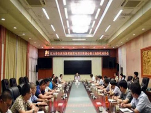 
	
                    
	【電纜網(wǎng)訊】8月13日下午，浙江江山市召開生活垃圾焚燒發(fā)電項(xiàng)目推進(jìn)會(huì)暨土地征收動(dòng)員會(huì)，總結(jié)項(xiàng)目前期有關(guān)工作，并就下一階段工作進(jìn)行具體部署。

	

	據(jù)了解，江山市首個(gè)生活垃圾焚燒發(fā)電項(xiàng)目屬于2018年市政府“九五重點(diǎn)專項(xiàng)”工作，估算總投資5億元，總用地面積99.65畝，項(xiàng)目選址位于上余鎮(zhèn)上余村