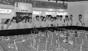 　　　　今年以來，國網(wǎng)湖南電力共簽訂電能替代及節(jié)能服務合同34個，完成電能替代47.8億千瓦時，節(jié)約電量3.78億千瓦時，節(jié)約電力11.57萬千瓦。下半年，該公司在鞏固電能替代、節(jié)能服務等傳統(tǒng)業(yè)務的基礎上，同步大力拓展各領域的綜合能源服務業(yè)務，力爭年底實現(xiàn)電能替代51億千瓦時，推動全省清潔能源消費占比超過50%