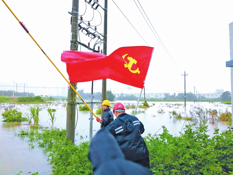 
　　暴雨過后，茂名供電局黨員積極開展搶修。　車日全 攝

　　珠海供電局工作人員加裝抽水設(shè)施，確保浸水電房安全