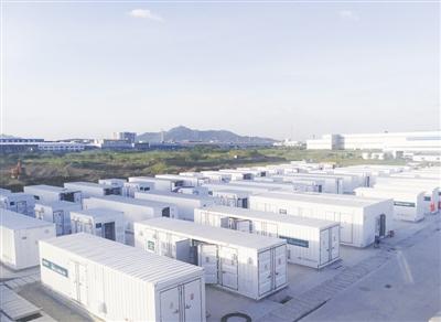 
	中國(guó)儲(chǔ)能網(wǎng)訊：8月8日13時(shí)15分，江蘇電網(wǎng)調(diào)度最高用電負(fù)荷達(dá)到10226萬(wàn)千瓦，創(chuàng)下歷史新高，成為國(guó)家電網(wǎng)系統(tǒng)首個(gè)用電負(fù)荷連續(xù)兩年突破1億千瓦的省級(jí)電網(wǎng)。而由中國(guó)能建規(guī)劃設(shè)計(jì)集團(tuán)江蘇院（以下簡(jiǎn)稱“江蘇院”）設(shè)計(jì)的國(guó)內(nèi)最大規(guī)模電網(wǎng)側(cè)儲(chǔ)能系統(tǒng)項(xiàng)目——江蘇鎮(zhèn)江大港五峰山站在7月初成功并網(wǎng)，為江蘇電網(wǎng)安全可靠運(yùn)行、促進(jìn)新能源消納發(fā)揮重要作用