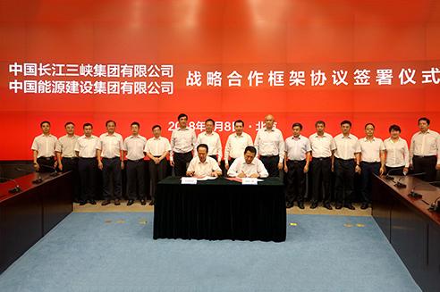 
	中國(guó)儲(chǔ)能網(wǎng)訊：8月8日，中國(guó)能建與三峽集團(tuán)在京簽署戰(zhàn)略合作框架協(xié)議，雙方約定將本著“資源共享、優(yōu)勢(shì)互補(bǔ)、互惠互利、合作雙贏”原則，發(fā)揮各自優(yōu)勢(shì)，繼續(xù)深化能源電力領(lǐng)域合作，積極拓展在水務(wù)、分布式電站、儲(chǔ)能業(yè)務(wù)、環(huán)保設(shè)備等合作領(lǐng)域。中國(guó)能建黨委書(shū)記、董事長(zhǎng)汪建平，三峽集團(tuán)黨組書(shū)記、董事長(zhǎng)盧純出席簽約儀式