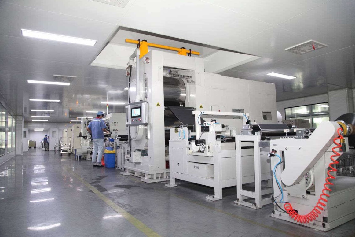 
			              站在高達(dá)兩層樓，長(zhǎng)達(dá)幾十米的大型寬幅鋰電池涂布機(jī)旁邊，我們很難想象這些設(shè)備竟然是為小小的新能源鋰電池生產(chǎn)提供的前道工序設(shè)備。
這一切，僅僅是中國(guó)鋰電智能裝備崛起的一個(gè)日常“剪影”