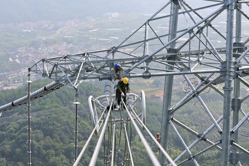 
	
                    
	【電纜網(wǎng)訊】三暉電氣（002857.SZ）8月14日披露的半年報顯示，2018年上半年，三暉電氣營收為4832.11萬元，同比下降24.92%；凈利潤為239.29萬元，同比大增379.71%。

	

	三暉電氣稱，營收下降是受季節(jié)性（產(chǎn)品交付驗收確認(rèn)基本集中在下半年，尤其集中在第四季度）及廣東電網(wǎng)有限責(zé)任公司省級計量檢定中心項目9275萬元合同下半年交付的影響