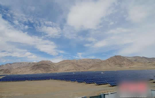                                         
	　　帕米爾高原東麓喀喇昆侖山腳下，一排排光伏電池板組件形成一個(gè)龐大的方陣，吸收著太陽的能量。這里是深能福塔塔什庫(kù)爾干2萬千瓦光伏發(fā)電項(xiàng)目，也是新疆首個(gè)集中式扶貧光伏電站所在地
