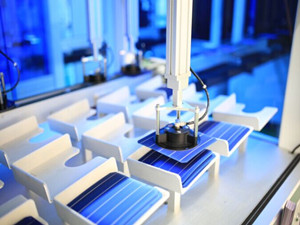 
	
                    
	【電纜網(wǎng)訊】8月9日，由河南平煤國能鋰電公司投資的國內(nèi)首條全智能化全固態(tài)鋰離子電池生產(chǎn)線一期項目在河南省新鄉(xiāng)市鳳泉區(qū)動力電池產(chǎn)業(yè)園投產(chǎn)。該項目總投資50億元，全部建成后將形成年產(chǎn)10GWh的高安全性、高比能動力鋰離子電池的生產(chǎn)能力