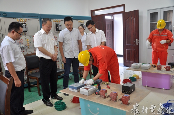 
裝表接電　汪勇 攝

10千伏電纜安裝調(diào)試　陳海蓉  攝

35千伏變電站檢修項(xiàng)目　陳海蓉  攝
　　農(nóng)村電氣化網(wǎng)訊：8月14日，射洪公司2018年職工（青工）技術(shù)比武第二環(huán)節(jié)實(shí)踐操作比賽在金華培訓(xùn)中心火熱開賽。射洪公司黨委書記謝紅星，紀(jì)委書記、代理工會(huì)主席彭攀到場(chǎng)督導(dǎo)