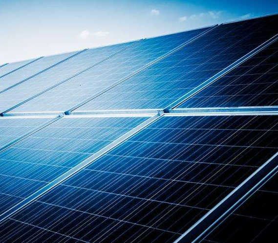 
	
                    
	【電纜網訊】“一、二、三，來！”烈日下，湖北十堰市房縣尹吉甫鎮(zhèn)榔峪河村，10余名村民喊著口令，正忙著安裝人畜飲用水管線。前段時間，因為村里一處供水管出現破損滲漏，通過村民“一事一議”表決，村里從集體收入中拿出2萬元，組織村民更換維修老舊破損水管