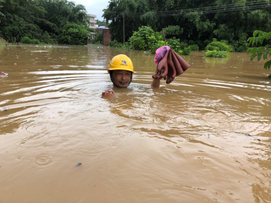 　　中國能源網(wǎng)丨截至8月13日17時，南方電網(wǎng)受熱帶低壓影響的用戶已恢復(fù)88.6%，該公司迅速轉(zhuǎn)向剛剛升級的今年第16號臺風(fēng)“貝碧嘉”的防御應(yīng)對工作，并積極組織力量開展云南玉溪通海的抗震救災(zāi)工作。截至13日上午9時30分，震區(qū)受災(zāi)停電用戶已恢復(fù)95.6%
