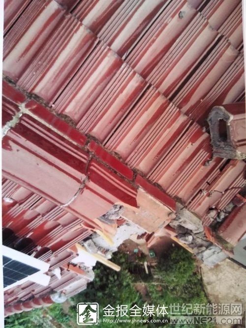  新裝光伏板沒(méi)多久，家里就遭了雷擊，不僅房屋被打了一個(gè)大窟窿，家中的部分電器也遭到了損壞。近日，市民吳女士向《金報(bào)東陽(yáng)》新聞熱線18905791890反映她的遭遇