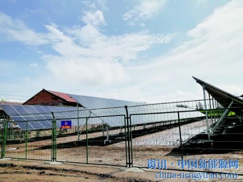                                                                                                                                                                     
	　　8月11日，靈臺(tái)縣什字鎮(zhèn)飲馬咀村光伏扶貧電站建成并網(wǎng)，進(jìn)入試運(yùn)行階段，這是靈臺(tái)縣建成并網(wǎng)的首個(gè)光伏發(fā)電站。

	　　飲馬咀村光伏扶貧電站建設(shè)項(xiàng)目總投資79.2萬(wàn)元，是該村利用