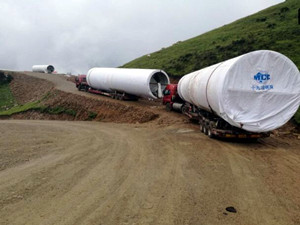 
	
                    
	【電纜網(wǎng)訊】8月8日，隨著最后一套塔筒運(yùn)抵機(jī)位，四川能投風(fēng)電會東雪山風(fēng)電場所有風(fēng)機(jī)、塔筒大件運(yùn)輸全部結(jié)束。

	

	會東雪山風(fēng)電場共計34臺2.5MW風(fēng)力發(fā)電機(jī)組，總裝機(jī)容量85MW，大件設(shè)備中最長件為葉片，單支長度59.5m；最重件為機(jī)艙，單個重63.4T；塔筒高度88m，單套重238.7T，需分5節(jié)裝運(yùn)