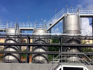 
	
                    
	【電纜網(wǎng)訊】在位于和平鎮(zhèn)城南工業(yè)功能區(qū)的湖州昆侖動力電池材料有限公司建設(shè)現(xiàn)場，建筑工程正在進(jìn)行最后的收尾工作。車間外，不銹鋼原料罐矗立在藍(lán)天白云下，讓建設(shè)中的昆侖動力顯得格外壯觀