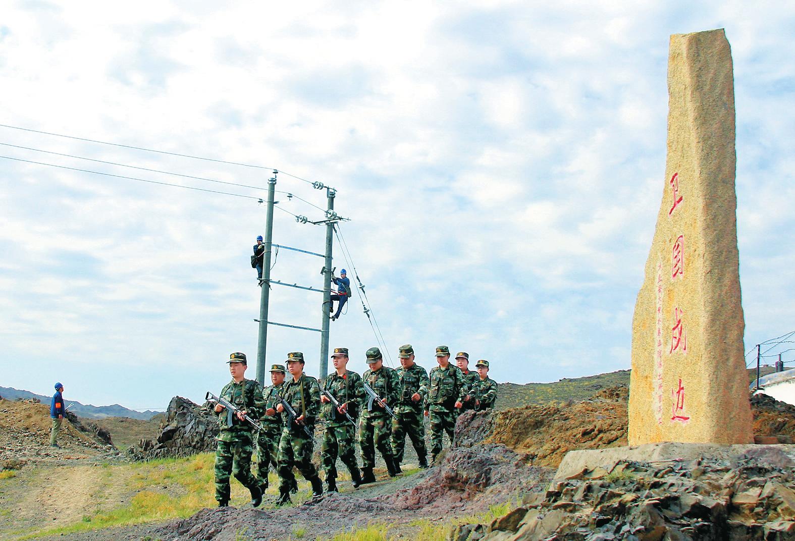 
　　截至7月30日，國網(wǎng)新疆電力累計安排資金約8.92億元，完成84個邊防連隊和訓(xùn)練基地通電任務(wù)。圖為哈密供電公司工作人員在安裝某邊防派出所配電變壓器