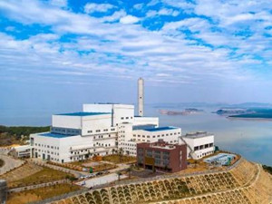 
	
                    
	【電纜網(wǎng)訊】8月14日，江西修水縣生活垃圾焚燒發(fā)電項目PPP模式“兩報告一方案”評審會順利通過評審。本項目位于該縣工業(yè)園區(qū)，預(yù)計總投資3.35億元，日處理生活垃圾600噸，整個項目建設(shè)期2年，營運(yùn)期為28年；政府采取用“可行性缺口補(bǔ)助”的付費(fèi)機(jī)制，確保該項目的穩(wěn)定運(yùn)行