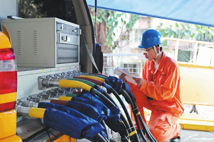
　　深圳福田供電局工作人員正在為電纜旁路作業(yè)做準備。黃志偉 攝

　　在有史以來同期計劃停電任務最繁重的情況下，停電影響卻減少了80%，深圳供電局通過加強停電時間管理，實現了客戶平均停電時間0.40小時，其中計劃停電時間僅0.01小時，幾乎“零”感知，創(chuàng)深圳有史以來最好水平