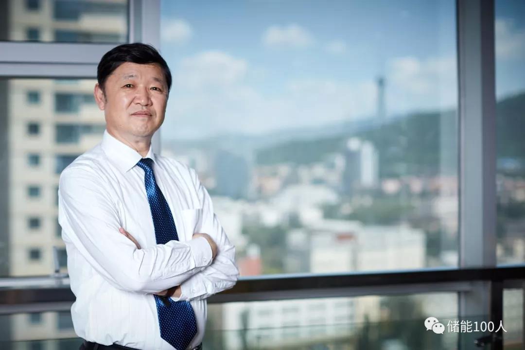 
	中國(guó)儲(chǔ)能網(wǎng)訊：只有通過(guò)配置儲(chǔ)能來(lái)改善電能質(zhì)量、把能量搬移，新能源行業(yè)才能自救。



	文|鄭宗斌



	從2011年進(jìn)軍光伏電站開(kāi)始，只用了短短七年時(shí)間，國(guó)家電投黃河上游水電開(kāi)發(fā)有限責(zé)任公司（以下簡(jiǎn)稱(chēng)，黃河水電）便一舉成為全球最大的光伏開(kāi)發(fā)商