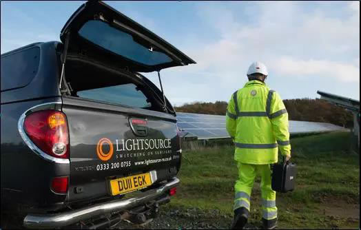                                         
	　　近日，Lightsource BP公司首個印度公共光伏發(fā)電項目建成。該項目位于印度中部馬哈拉施特拉邦(Maharashtra)，占地240英畝，總裝機容量約60MW，采用了隆基樂葉供應(yīng)的高效單晶組件共計20萬塊