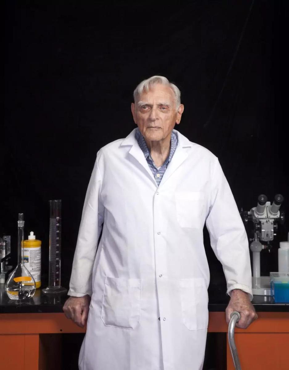 
	圖為古迪納夫在得克薩斯大學(xué)奧斯汀分校的近照。他說(shuō)，自己的“使命是要努力一試，看看能否在有生之年徹底改變現(xiàn)有電池技術(shù)