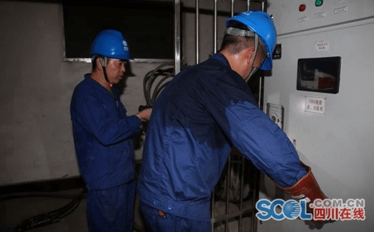 　　　　根據(jù)四川電力調(diào)控中心快報數(shù)據(jù)，8月20日13時43分，四川電網(wǎng)用電負(fù)荷為3483萬千瓦，今夏第四次創(chuàng)下歷史新高。成都、天府新區(qū)、廣元、廣安等地用電負(fù)荷今夏多次創(chuàng)下歷史新高