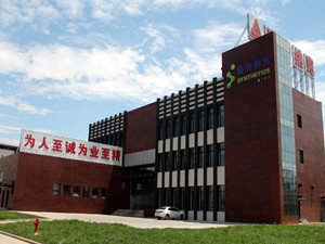 
	
                    
	【電纜網(wǎng)訊】作為潞安集團(tuán)旗下一家專(zhuān)注于新型煤化工技術(shù)的四級(jí)公司，山西潞安納克成立之初便被集團(tuán)寄予厚望，同時(shí)備受業(yè)界關(guān)注。然而，這家創(chuàng)新企業(yè)近日卻被爆出重重“異象”：公司投建的煤制油項(xiàng)目拖欠逾億元工程款長(zhǎng)達(dá)3年，且一度被質(zhì)疑存在環(huán)評(píng)未批先建、關(guān)聯(lián)交易比例高……

	

	據(jù)了解，2013年9月，潞安集團(tuán)全資子公司山西潞安煤基油與民營(yíng)企業(yè)上海納克各出資2500萬(wàn)元，注冊(cè)成立了潞安納克