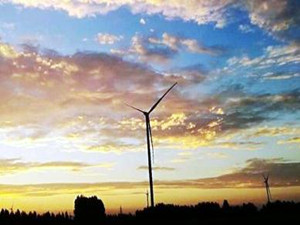 
	
                    
	【電纜網(wǎng)訊】8月18日下午4點(diǎn)58分，經(jīng)過(guò)參建各方的共同努力，中國(guó)電建公司PC承建的臨西運(yùn)河200兆瓦風(fēng)電場(chǎng)項(xiàng)目一期100兆瓦全容量并網(wǎng)發(fā)電。

	

	據(jù)了解，該風(fēng)電場(chǎng)位于河北省邢臺(tái)市臨西縣境內(nèi)，規(guī)劃安裝90臺(tái)單機(jī)容量2.2兆瓦風(fēng)力發(fā)電機(jī)組和1臺(tái)2.0兆瓦風(fēng)機(jī)風(fēng)力發(fā)電機(jī)組，同步建設(shè)一座220千伏升壓站和一條送出線(xiàn)路