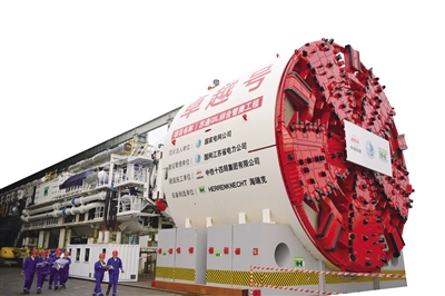 　　2018年8月21日，淮南—南京—上海1000千伏交流特高壓輸變電工程蘇通GIL綜合管廊工程(以下簡稱“蘇通GIL綜合管廊工程”)正式貫通?！　』茨稀暇虾?000千伏交流特高壓輸變電工程是國務(wù)院大氣污染防治行動計劃重點建設(shè)的12條輸電通道之一，是華東特高壓主網(wǎng)架的重要組成部分，建成后，淮南—南京—上海工程將與已投運的皖電東送淮南—皖南—上海工程一起，形成貫穿皖、蘇、浙、滬負(fù)荷中心的華東特高壓交流環(huán)網(wǎng)，這也是世界首個特高壓交流雙環(huán)網(wǎng)，將大幅提高華東電網(wǎng)接納區(qū)外來電能力，提升電網(wǎng)安全運行水平，對于促